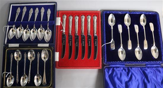 A set of six silver fiddle pattern teaspoons (cased), five other silver teaspoons, six plated grapefruit spoons and six butter knives